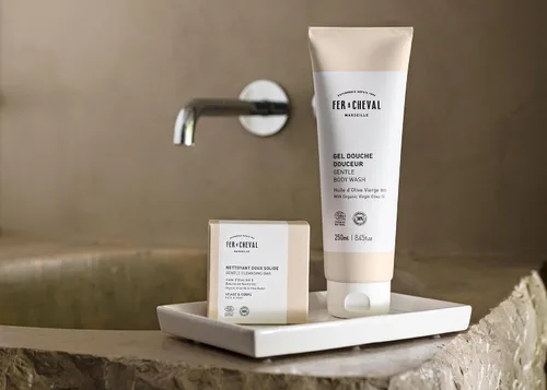 Vista 4 de Fer à Cheval Gel de baño suave, certificado COSMOS NAT, 8.5 fl oz El gel de baño suave de 8.5 fl oz crea una espuma suave para limpiar y dejar