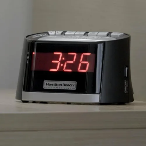 Vista 3 de Hamilton Beach Commercial Reloj de hospitalidad Radio Reloj despertador con puerto de carga de teléfono USB HCR410