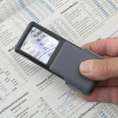 Vista 7 de Carson Lupa Asférica Deslizante MiniBrite con Luz LED 5x con Funda Protectora - Juego de 4 (PO-55MU), Gris Lupa de mano con lente asférica