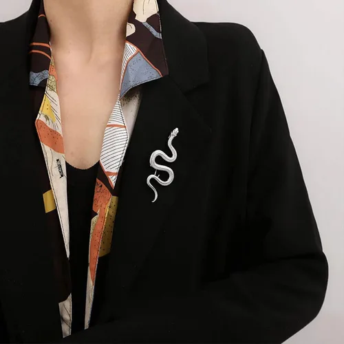 Vista 3 de Broche punk de oro de serpiente para mujer, broche de solapa para mujer, broche de cadena de serpiente, broche para abrigo, accesorios de joyería