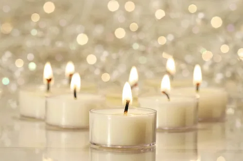 Vista 5 de Hyoola Velas de té de cera de abeja blanca pura, hechas a mano, decorativas sin perfume, velas de té, 4 horas de tiempo de combustión, taza Blanco