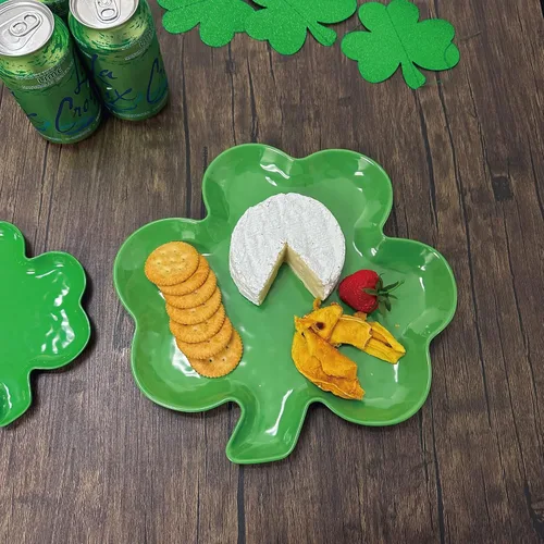 Vista 4 de UP Plato de melamina en forma de trébol, bandeja de fiesta del día de San Patricio, diseño de trébol festivo, para aperitivos, aperitivos y postres