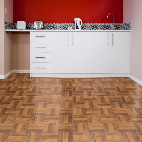 Vista 2 de Tivoli - Azulejos de vinilo autoadhesivos, 45 azulejos de 12 x 12 pulgadas, parquet de roble mediano Three Finger - Suelo de bricolaje para despegar