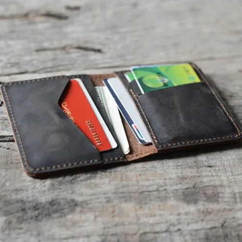 Vista 4 de JJNUSA Cartera de cuero minimalista hecha a mano para hombre, tarjetero, carteras desgastadas para regalos, marrón oscuro, Minimalista