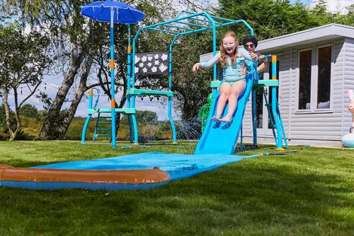 Vista 7 de Plum Play Kids Tobogán de Agua Equipo de Juego Exterior - Juguetes de Agua para Niños Pequeños, Pistola de Agua, Barras de Mono, Aspersor