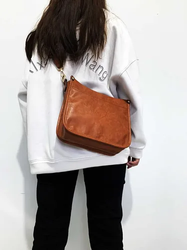 Vista 7 de HAIBOLAN bolsa cruzada con correa de guitarra de leopardo, bolsa bandolera de base redonda para mujer