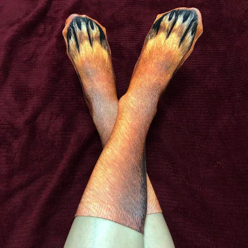 Vista 5 de Calcetines de patas de animales, loco diseño en 3D de patas de gatos, perros y tigres. Divertido regalo navideño para mujer u hombre adultos