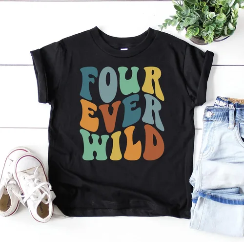 Vista 5 de Olive Loves Apple Camiseta de cuarto cumpleaños para niños pequeños Forever Wild para 4 cumpleaños