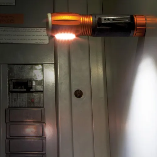 Vista 6 de Klein Tools Linterna LED 56028 y luz de trabajo, duradera, impermeable, compacta, extremo magnético manos libres, funciona hasta 12 horas