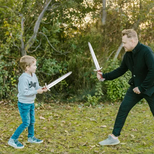 Vista 5 de PARTYGEARS Potente juguete de espuma de poliuretano espadas para niños, espadas doradas y plateadas, especialmente diseñadas para niños con armas
