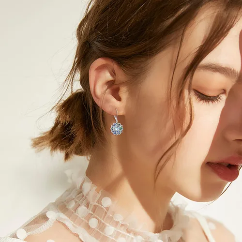 Vista 2 de Aretes de plata de ley con piedra lunar de loto con concha de abulón, flor de loto, aretes colgantes para yoga, joyería para el día de la madre