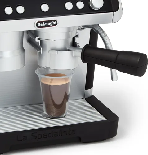 Vista 11 de Casdon De'Longhi Toys Barista Cafetera. Juego de cocina de juguete para niños con partes móviles, sonidos realistas y revelación de café mágico.