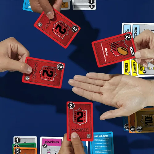 Vista 3 de Monopoly Deal NFL Edition Game Juego de cartas oficial de la NFL para familias y niños A partir de 8 años 2 a 5 jugadores 15 minutos
