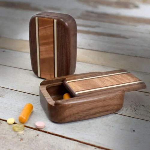 Vista 5 de Pastillero de bolsillo fabricado en Estados Unidos (tamaño estándar), madera de nogal con incrustaciones de arce With Inlaid Burl Maple