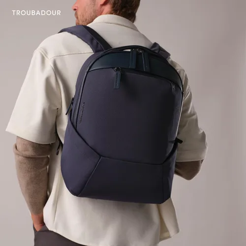 Vista 8 de Mochila para portátil Troubadour Apex Compact 16L de alta calidad - Ergonómica y resistente al agua - Diseñada para trabajo y viajes - Azul marino