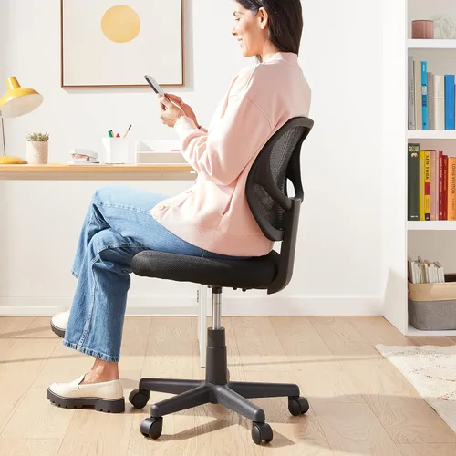 Vista 2 de Amazon Basics Silla de oficina con respaldo bajo, malla transpirable, altura ajustable, asiento acolchado, ruedas giratorias, soporte de espalda