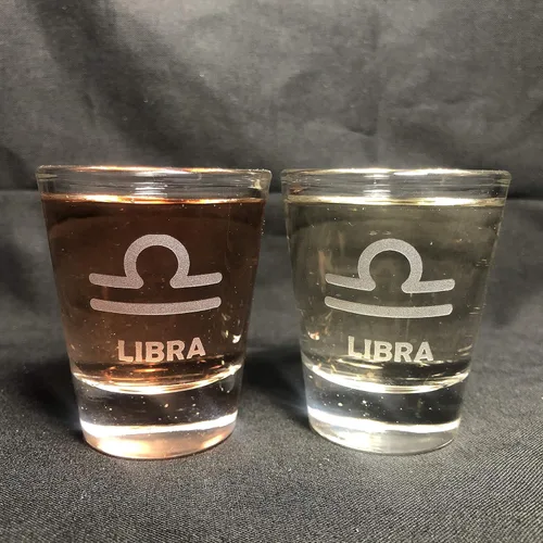 Vista 4 de Juego de 2 vasos de chupito de signos del zodiaco Aries Leo Cáncer Piscis Escorpio Tauro Sagitario Géminis Virgo Libra Capricornio Acuario (AQUARIUS)