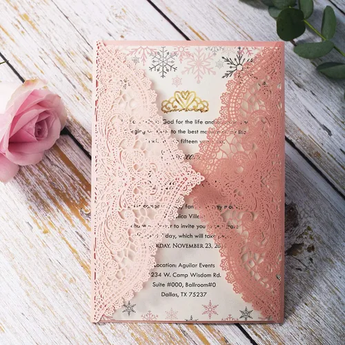 Vista 5 de 5.12 x 7.28 pulgadas, 50 unidades de invitaciones de boda de encaje hueco en blanco rosa con sobres y perlas Bowknot tarjetas de invitación de Rosado