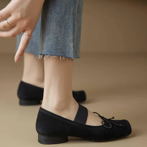 Vista 4 de Zapatos planos de ballet de piel nobuck para mujer, punta cuadrada retro con banda ancha elástica entrecruzada, zapatos de tacón bajo y fino