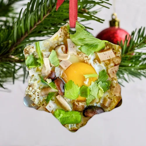 Vista 3 de Adornos de Navidad de huevo, carne y hongos, divertidos alimentos, decoraciones navideñas para árbol de cerámica, adornos de Navidad personalizados