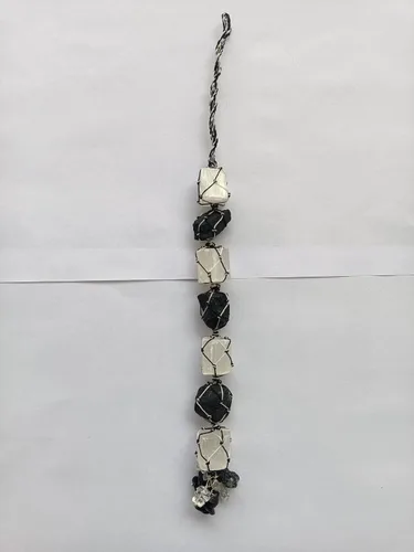 Vista 2 de Adorno colgante hecho a mano con selenita de cristal y turmalina negra con borlas de piedras de chip, decoración de Fengshui para sanación de reiki