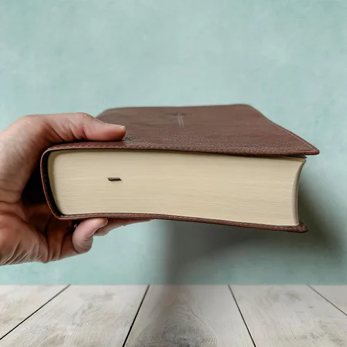 Vista 5 de Biblia personalizada NIV para hacer anotaciones, marrón con gran cruz, opción de personalizar con nombre escrito a mano en la portada..