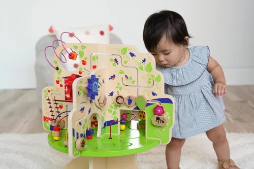 Vista 7 de Manhatan Toy, Libro de cuentos niño de madera/Centro de actividades de aventura, Multicolor
