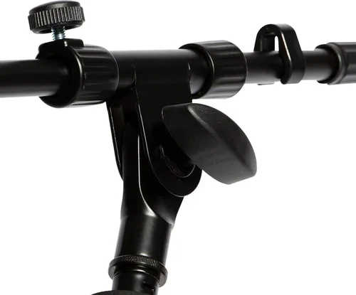 Vista 3 de OnStage Soporte de amplificador RS7501 en escenario con brazo de pluma