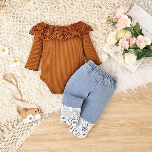 Vista 30 de Conjunto de ropa de bebé niña para bebé, mameluco de encaje blanco de manga larga + pantalones de mezclilla
