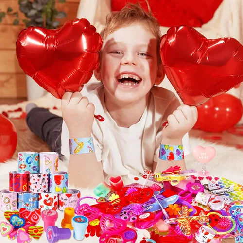 Vista 5 de Thuodo 156 piezas de juguetes surtidos para el día de San Valentín, regalos de intercambio de aula, mini calcomanías, sellos, premios de fiesta