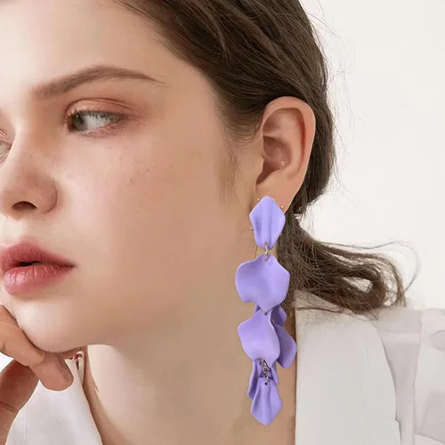 Vista 2 de Aretes largos de acrílico con pétalos de rosa, aretes colgantes de flores exageradas, aretes de borla floral para mujeres y niñas, ideales