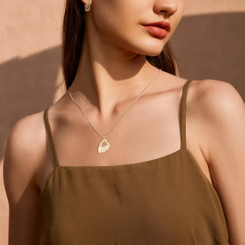 Vista 4 de Valloey Rover - Collar de plata de ley chapada en oro de 14 quilates con dije circular con pequeños puntos de circonia cúbica, regalo de joyería