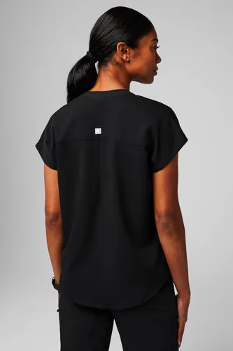 Vista 2 de Fabletics Camiseta médica Evolve de 3 bolsillos para mujer con un ajuste de gran tamaño, MotionTech, elástica en 4 direcciones, resistente a