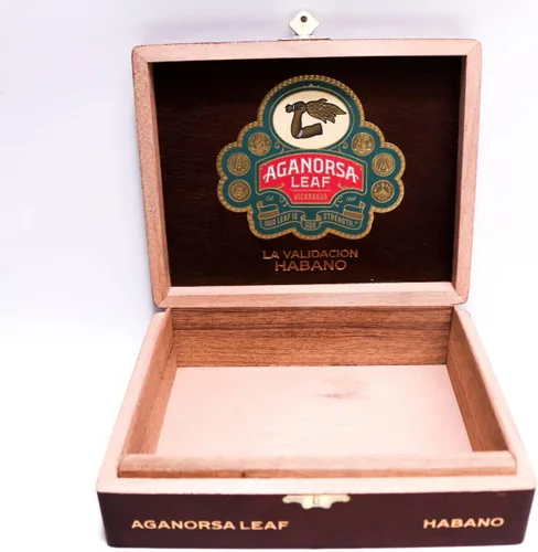 Vista 4 de Aganorsa Leaf Gran Robusto La Validacion Habano Caja Vacía de Madera para Puros 7.5" x 6" x 2
