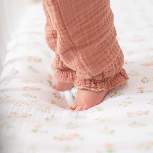 Vista 2 de aden + anais Essentials - Sábana clásica para cuna, 100% muselina de algodón, súper suave y transpirable, ajuste cómodo a medida, floral campestre