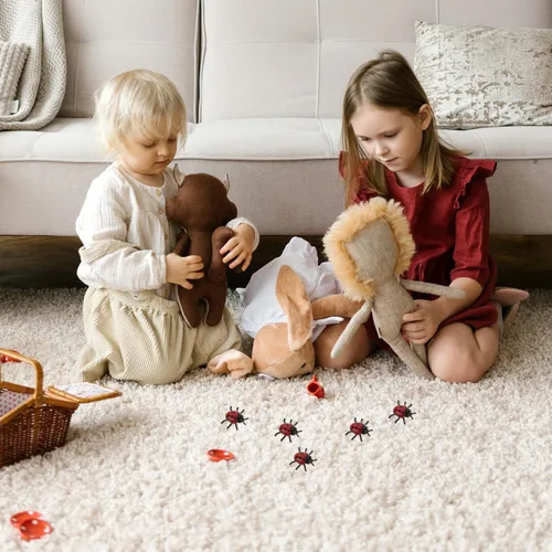 Vista 9 de NUOBESTY 30 figuras de mariquita falsa realistas modelos de mariquita para Halloween, accesorios de broma complicada, recuerdos de fiesta para niños