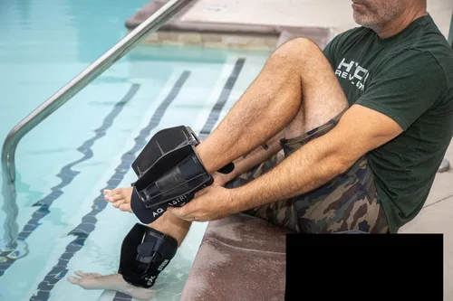 Vista 4 de Aquastrength Ultimate Bundle - Equipo funcional para ejercicios de piscina Pesas de agua Barbell, campanas y aletas Enlace a Ejercicios