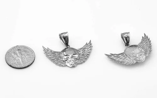 Vista 2 de LA BLINGZ Colgante de motociclista con calavera de oro blanco de 10 quilates con alas, Metal