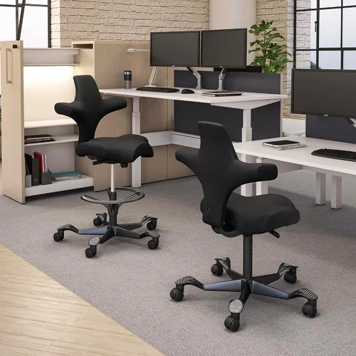Vista 2 de HAG Capisco Sit to Stand - Silla de pie con marco negro, tapizada de ónix negro con anillo para el pie Negro Onyx