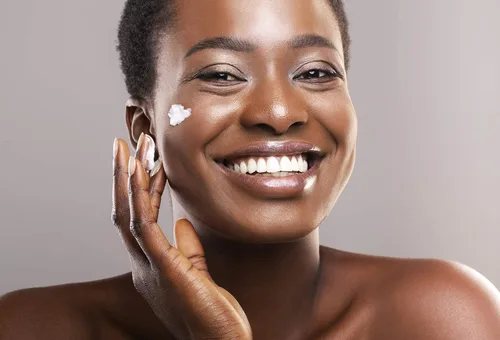 Vista 6 de Hidratante facial vegano con ácido hialurónico, aloe vera y niacinamida 2 onzas Sin crueldad, sin parabenos, ingredientes naturales Crema