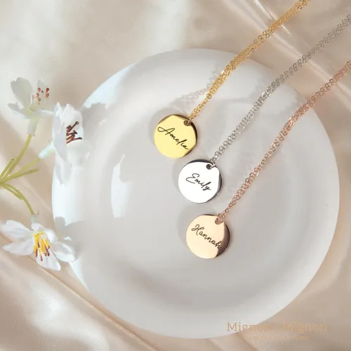 Vista 3 de MignonandMignon Collar personalizado con nombre de moneda, regalo de joyería grabada personalizada para dama de honor, cumpleaños, joyería hecha a