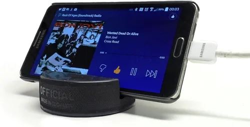 Vista 4 de El soporte original indestructible para teléfono celular de hockey - Hecho de un disco de hockey genuino - Compatible con todos los teléfonos