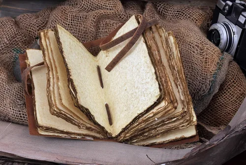 Vista 4 de Diario de cuero vintage hecho a mano para hombres y mujeres – Diario de viaje recargable, papel antiguo con borde de cubierta, cuaderno de escritura