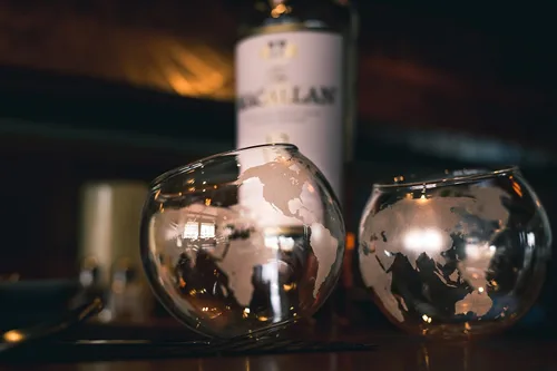 Vista 2 de Vasos de whisky grabados con forma de globo – Vaso de rocas para ron, tequila, whisky, vasos – Regalos de whisky – Cóctel de 10 onzas o vidrio