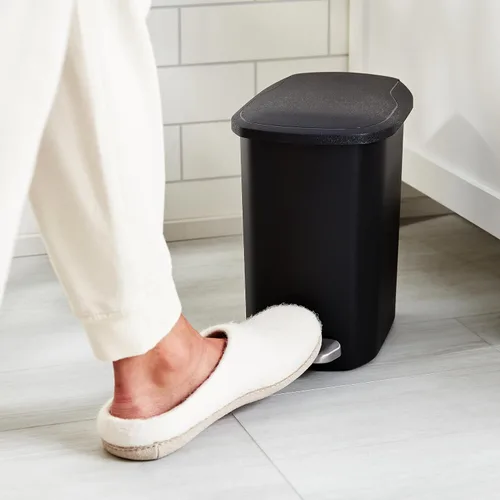 Vista 7 de Amazon Basics Basurero de plástico compacto para baño con tapa de cierre suave, pedal manos libres, cubo interior extraíble, 6 litros/1.6 galones