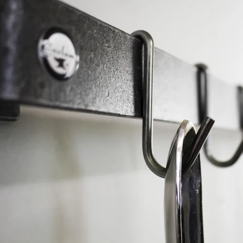 Vista 5 de Enclume Premier - Estante para ollas de pared para utensilios de 30 pulgadas, acero martillado