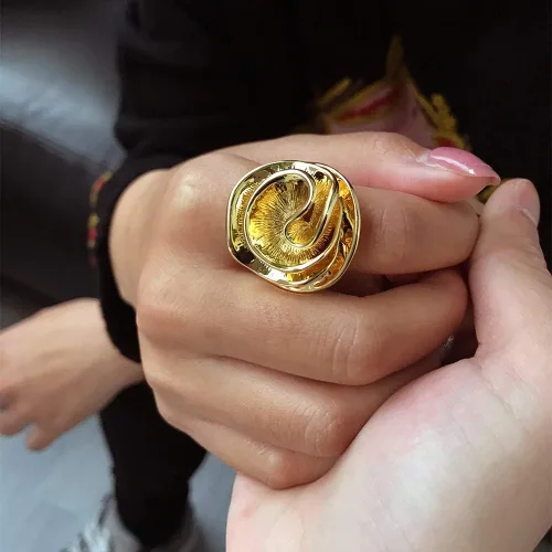 Vista 3 de Aprilery Anillos de oro y plata para mujer, anillos gruesos chapados en oro, anillos cuadrados de metal ancho, anillos cuadrados de cóctel, regalos