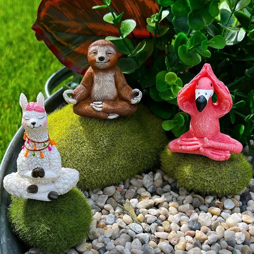 Vista 7 de Mood Lab Figuras de jardín – Juego de flamenco, llama y perezoso (3 piezas) en postura de meditación de yoga – Estatuas decorativas en miniatura