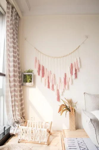 Vista 4 de Decocove Colgante de pared de macramé, grande con cuentas de madera, decoración bohemia para dormitorio, sala de estar y cocina, rosa rubor cálido