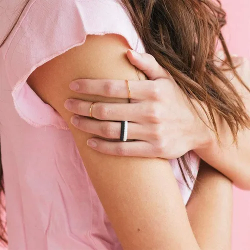Vista 4 de Enso Rings Anillos de boda de silicona apilables, múltiples diseños para el uso diario, cómodos y flexibles